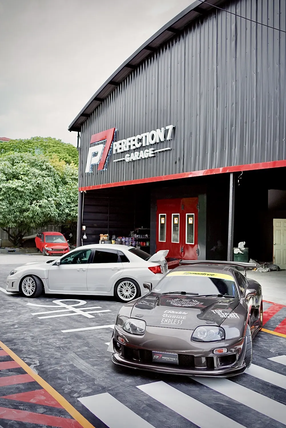 Toyota Supra และ Subaru WRX STI หน้าศูนย์บริการ Perfection 7 Garage